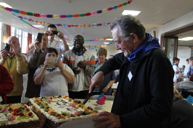 Mgr Jousten découpe l'un des gâteaux des 80 ans du pèlerinage liégeois à Banneux